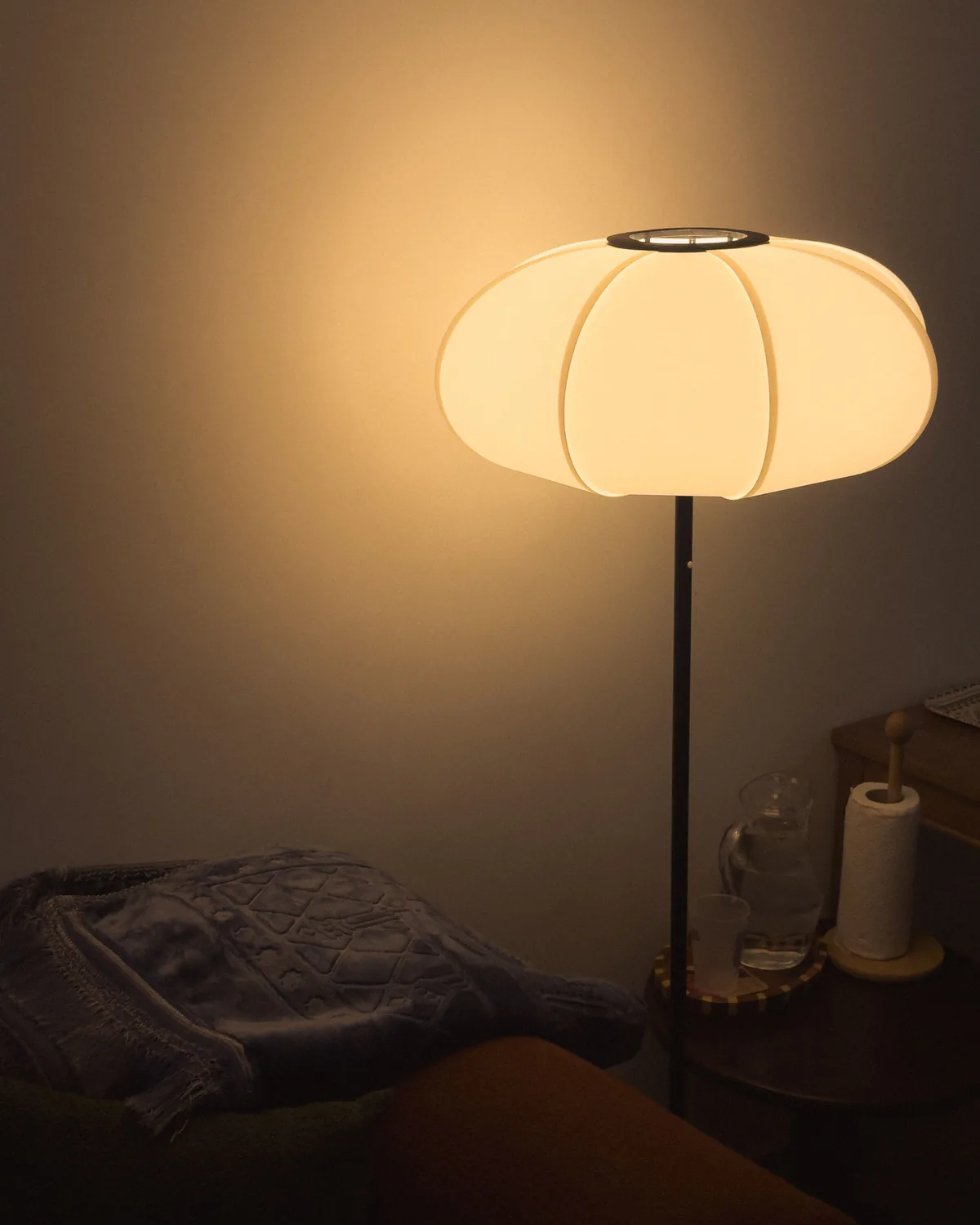 Warm beleuchtete Leseecke mit Stehlampe am Abend
